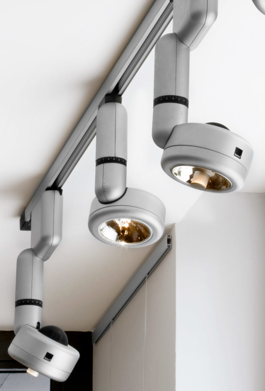 capsule-spot-blux-miguel-herranz-group-grey