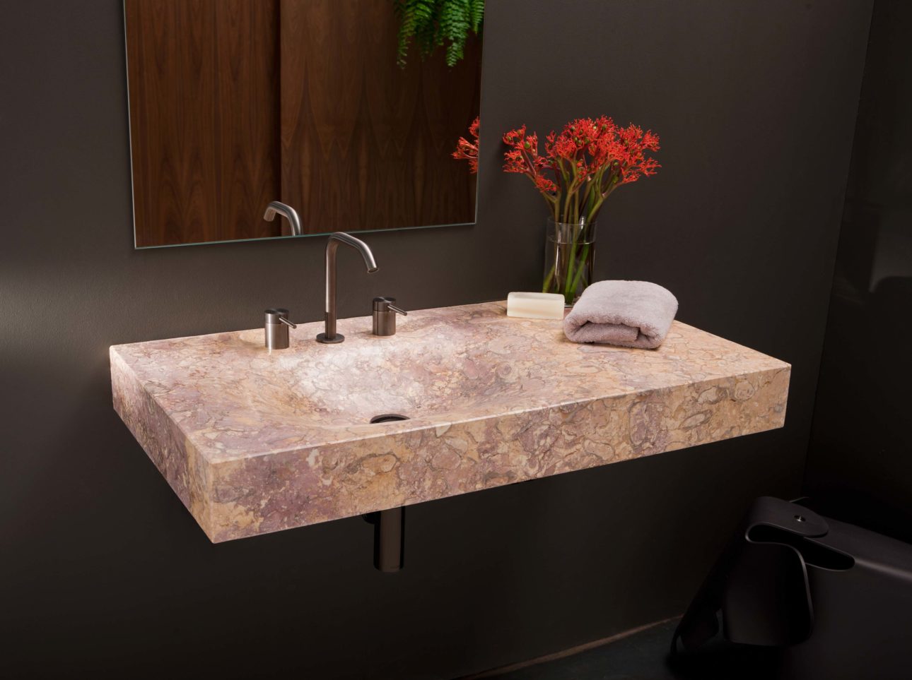 erosion-sink-nerinea-miguel-herranz-brocatell-wall