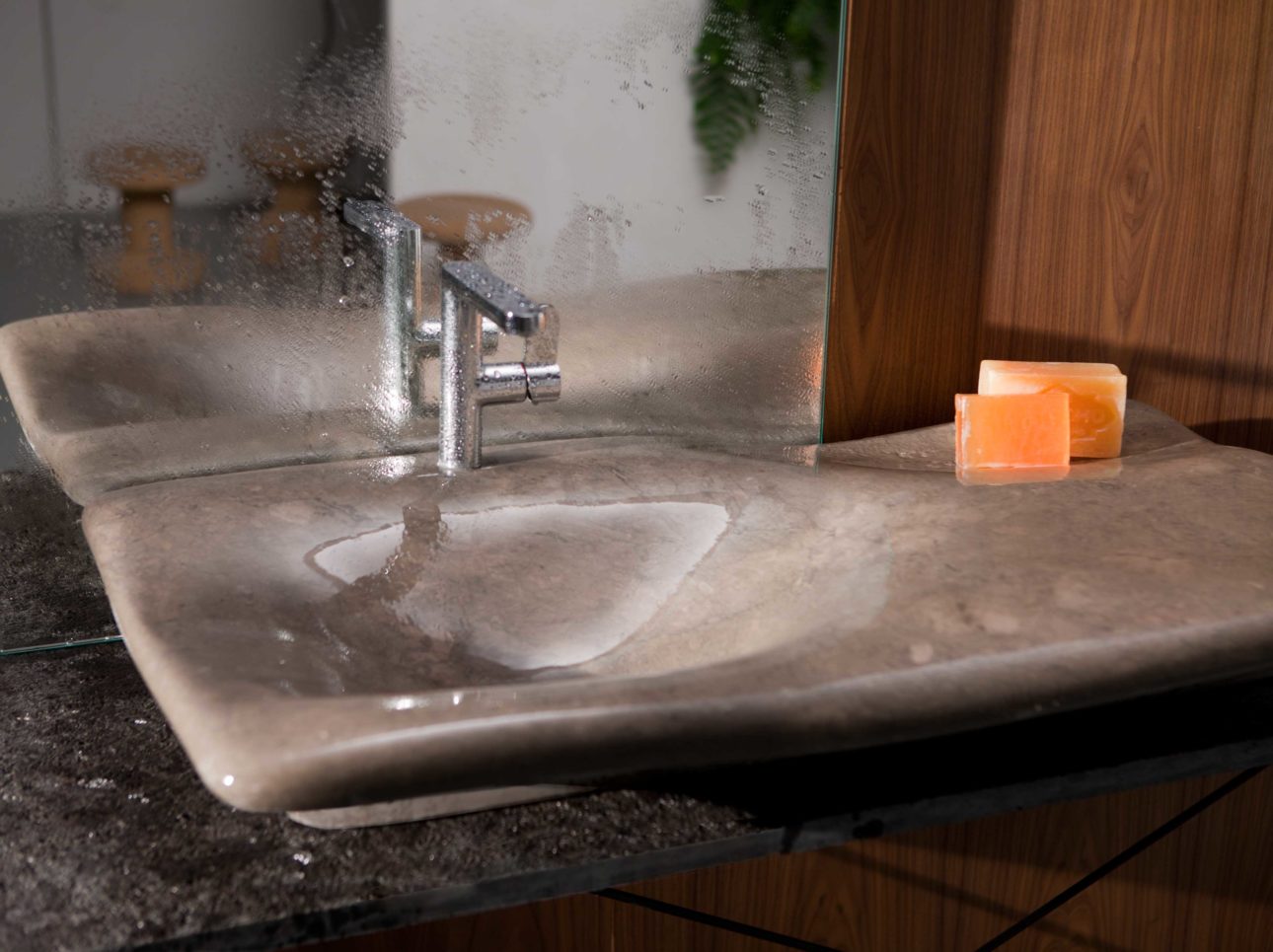 flow-sink-nerinea-miguel-herranz-grey-marble-wet