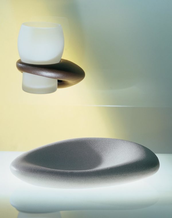 guijarro-bathroom-accessories-novum-miguel-herranz-glass-wall