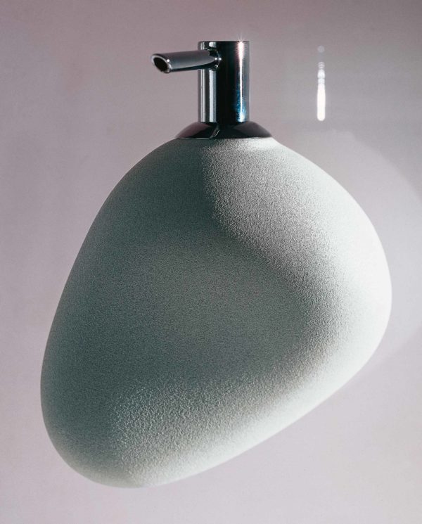 guijarro-bathroom-accessories-novum-miguel-herranz-wall