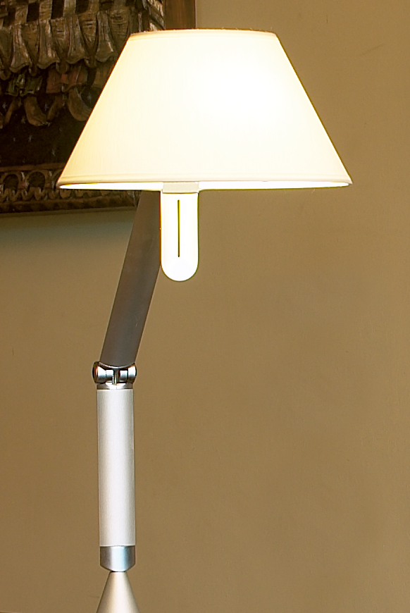 petite-task-light-blux-miguel-herranz-front