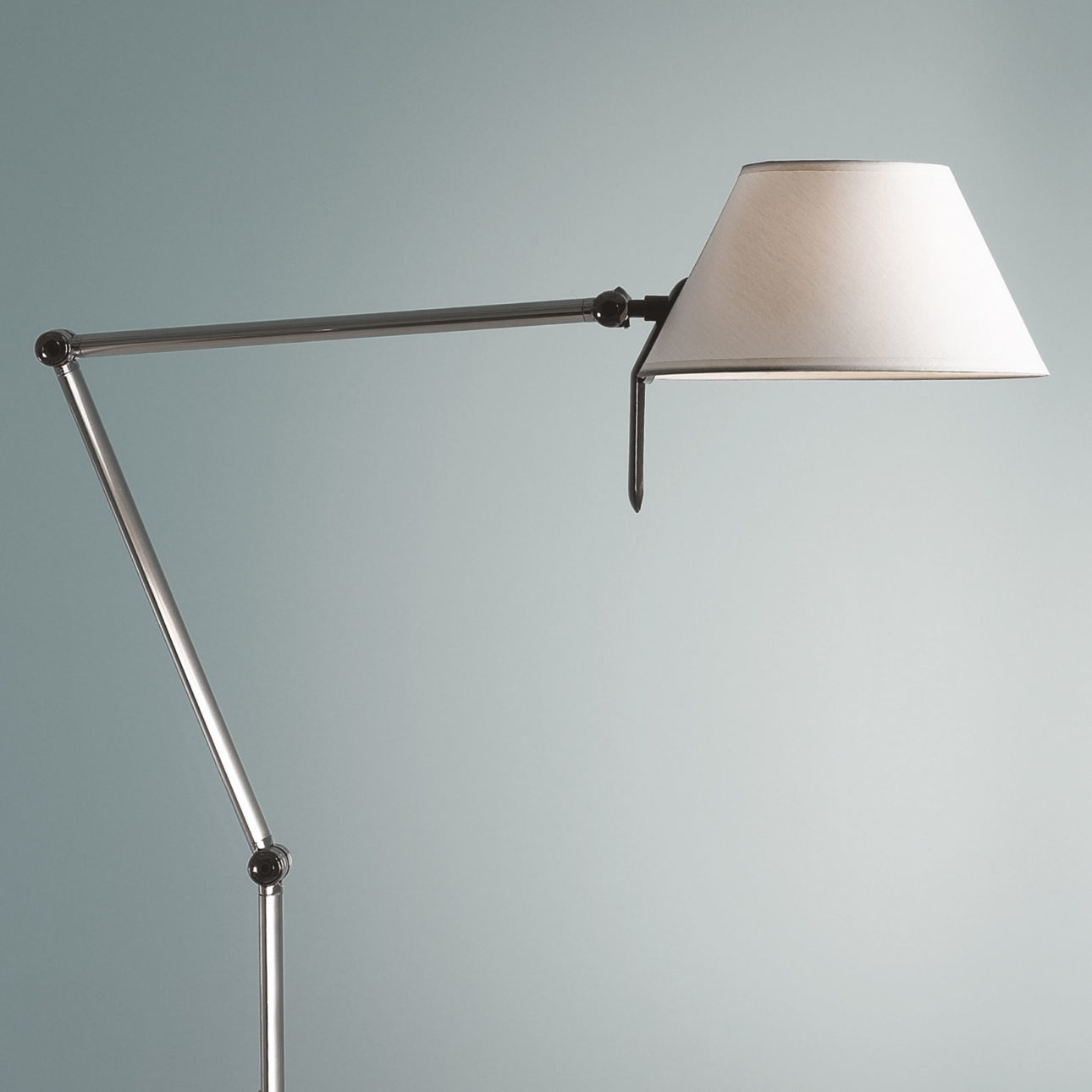 petite-task-light-blux-miguel-herranz-grey