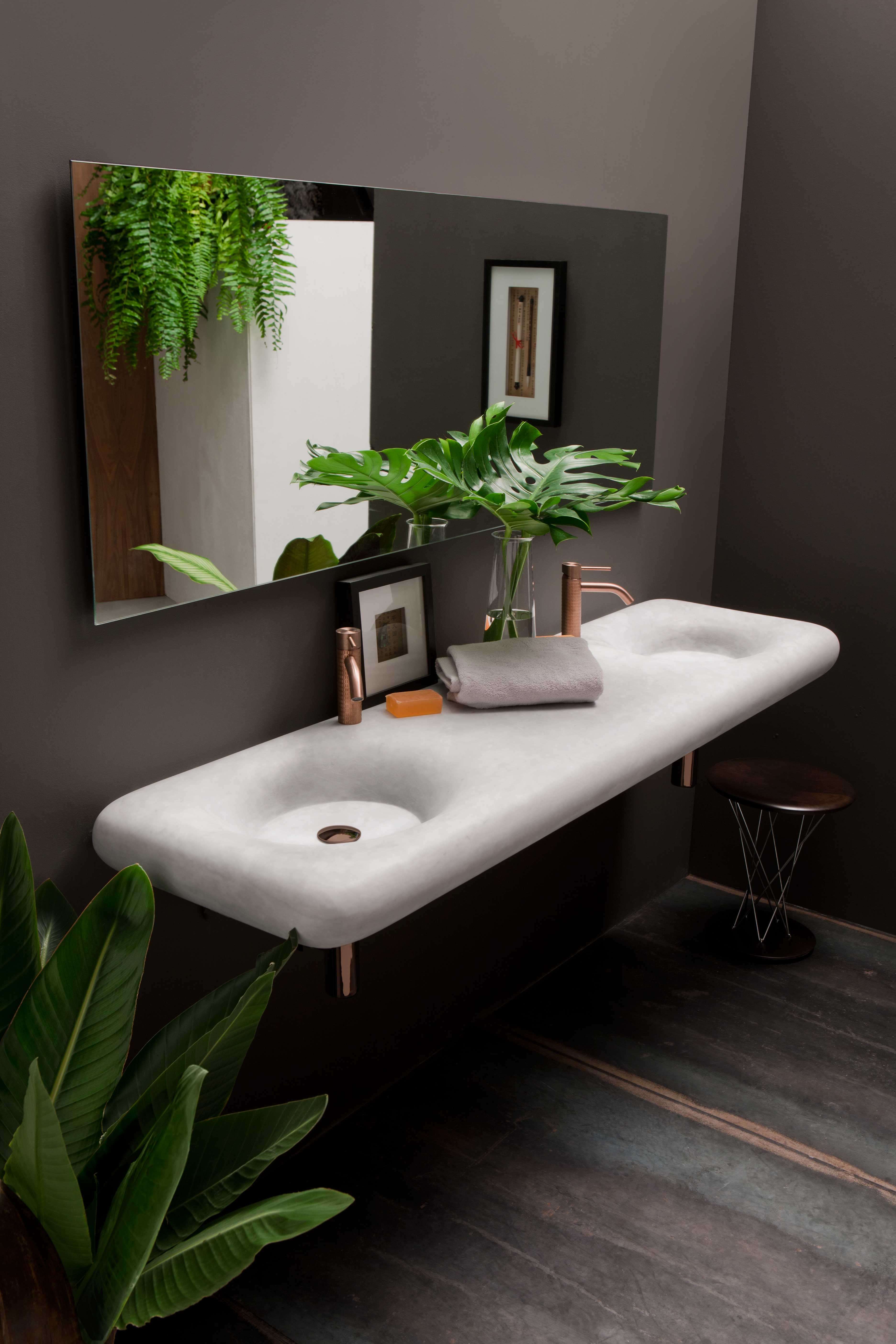 stone-sink-nerinea-miguel-herranz-calacatta-wall