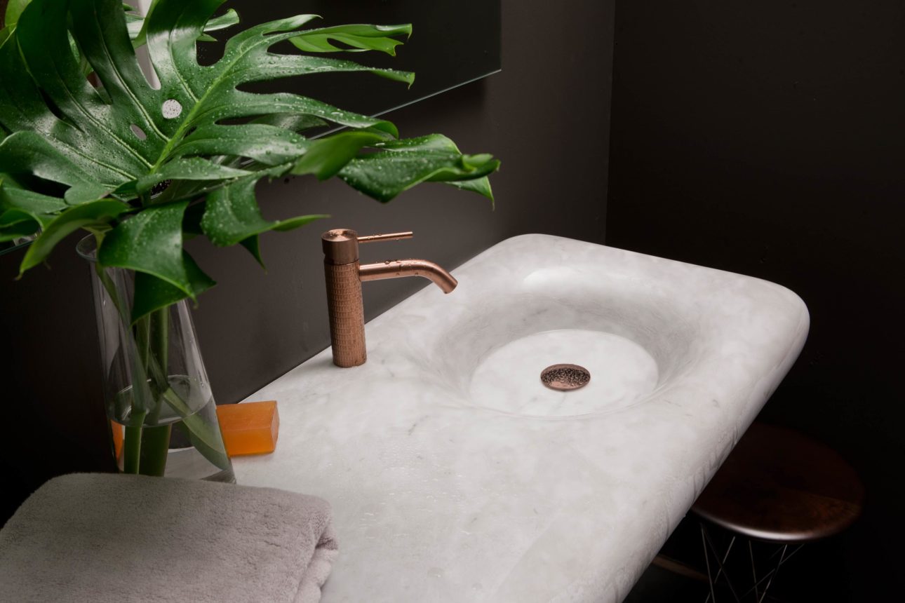 stone-sink-nerinea-miguel-herranz-marble-wet-wall