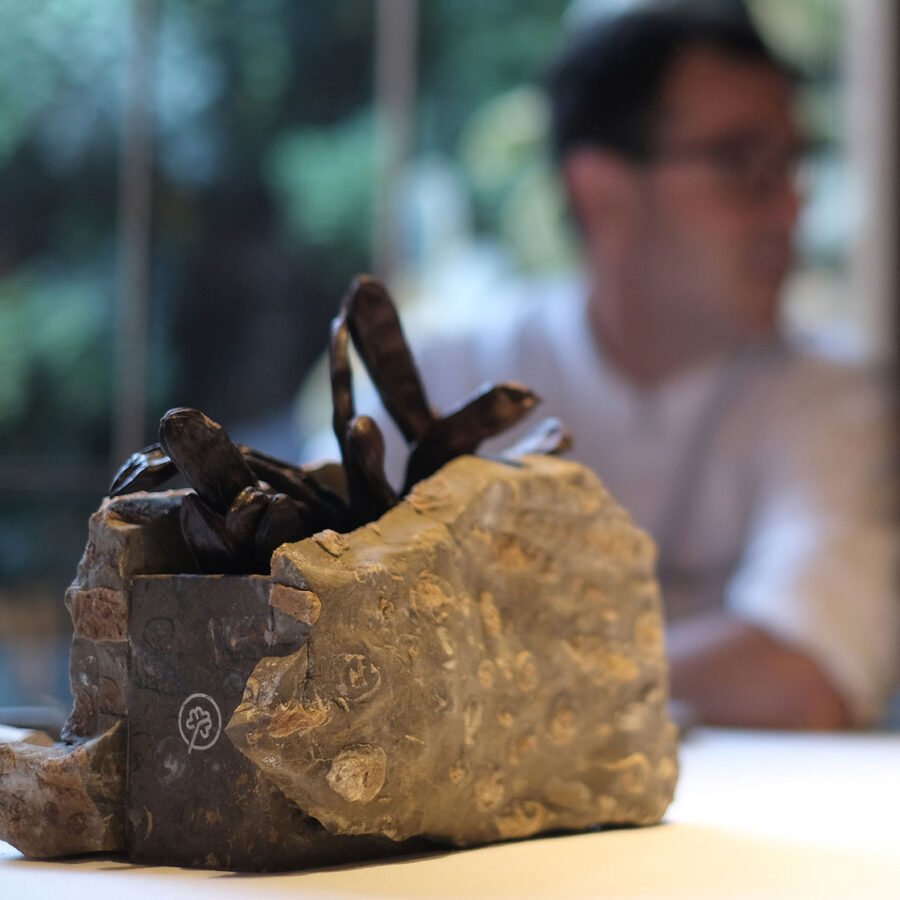 stone-centerpiece-tableware-items-nerinea-ricard-camarena-miguel-herranz-design