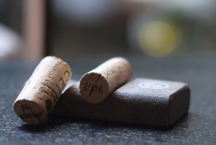 stone-cork-rest-tableware-items-ricard-camarena-nerinea-design-miguel-herranz